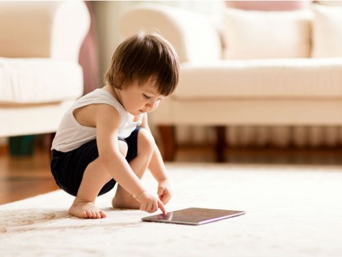 touchscreens-are-bad-for-toddlers-and-babies-sleep